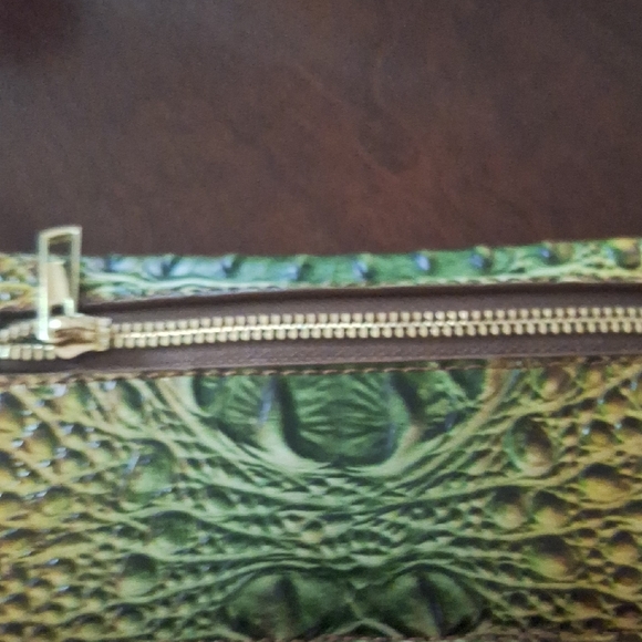 Elegant Green Embossed Wallet - Picture 3 of 4